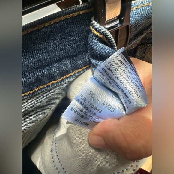 Women’s Signature By Levi Strauss & co High-Rise Shorts - Picture 3 of 9